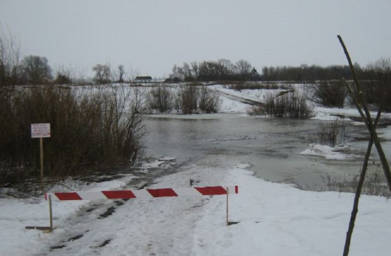 В Волово под Липецком река Олым вышла из берегов и затопила мост
