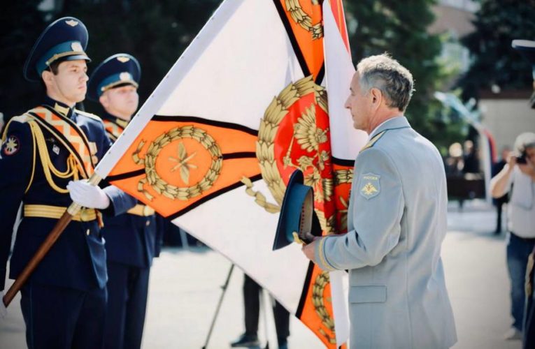 Начальник липецкого авиацентра простился со Знаменем в день ВВС