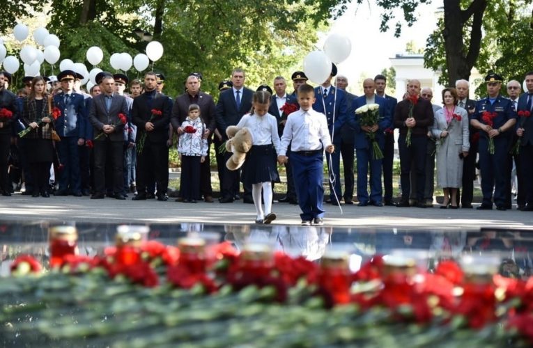 В детском парке Липецка почтили память жертв терактов 3 сентября