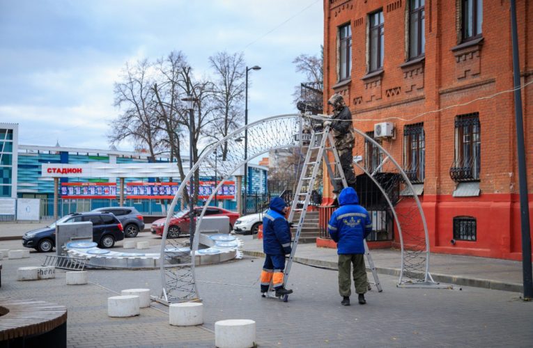 В Липецке в сквере Ворошилова возле стадиона Металлург монтируют новогоднюю иллюминацию