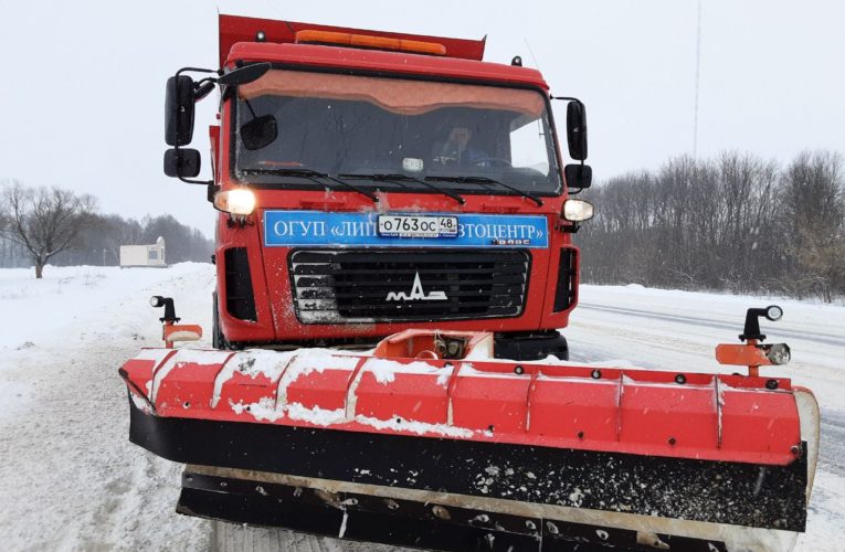 В снегопад на дороги Липецкой области выехали 60 машин спецтехники