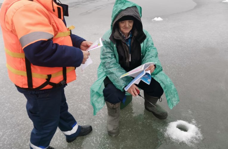 Спасатели в Липецке ежедневно проводят рейды и предупреждают рыбаков о запрете выхода на лед