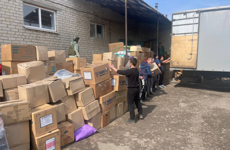 Делегация с семью тоннами гуманитарной помощи из Липецка приехала в ЛНР в город Сватово