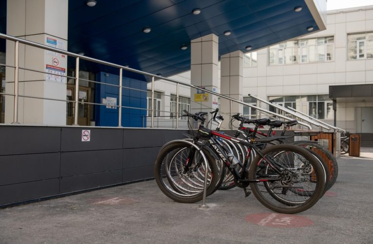 Больше 600 сотрудников НЛМК получили спецпропуска на велосипеды