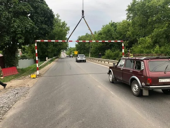Перед мостом в Грязях установили стальную рамку и перекрыли проезд автобусам и грузовикам