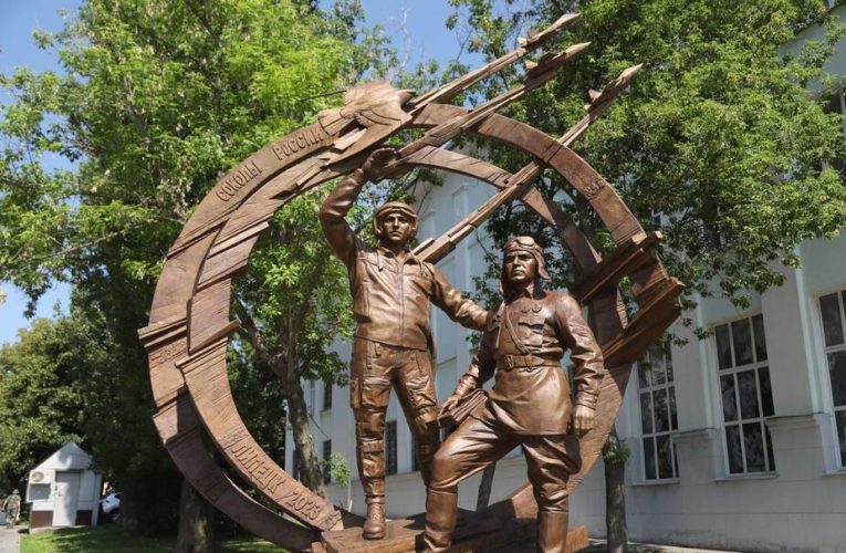 В Липецке накануне Дня города открыли памятник лётчикам