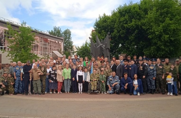 В День ветеранов боевых действий в Липецке прошёл митинг на площади Героев