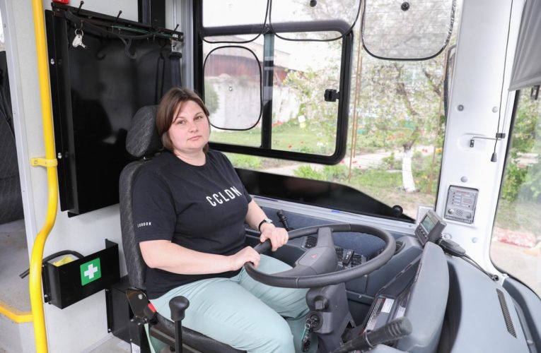 В женскую бригаду водителей автобусов в Липецке устроилась медик из Кемерово