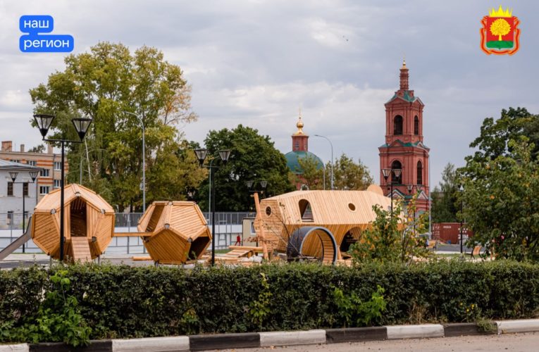 Космическую детскую площадку завершают в Лебедяни Липецкой области