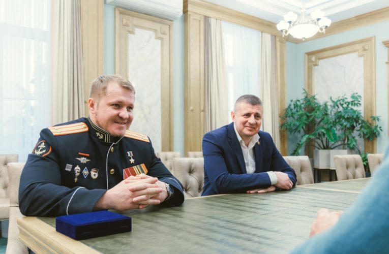 Игорь Артамонов вручил медаль Герою России из Липецкой области