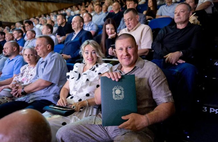 Более 50 сотрудников НЛМК отметили региональными и муниципальными наградами